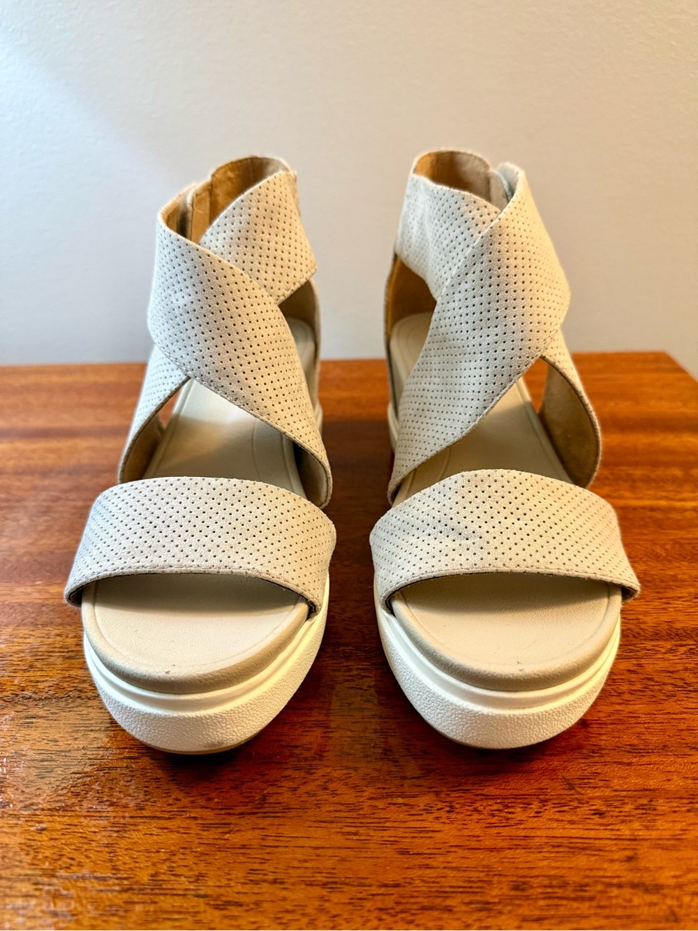 Dr. Scholl’s Sheena crossover flatform sandles. Worn once. Sz 8